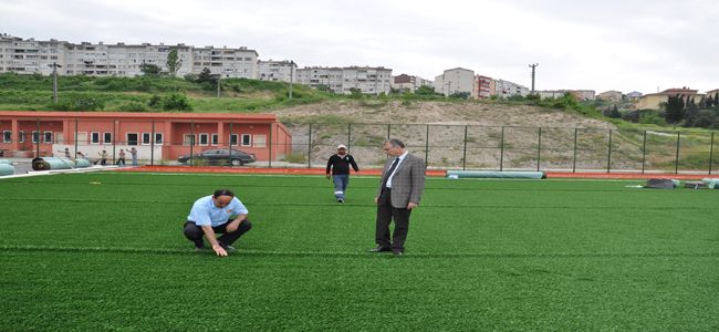 ALAPLI FUTBOL SAHASINDA SENTETİK ÇİM KAPLAMA ÇALIŞMASI